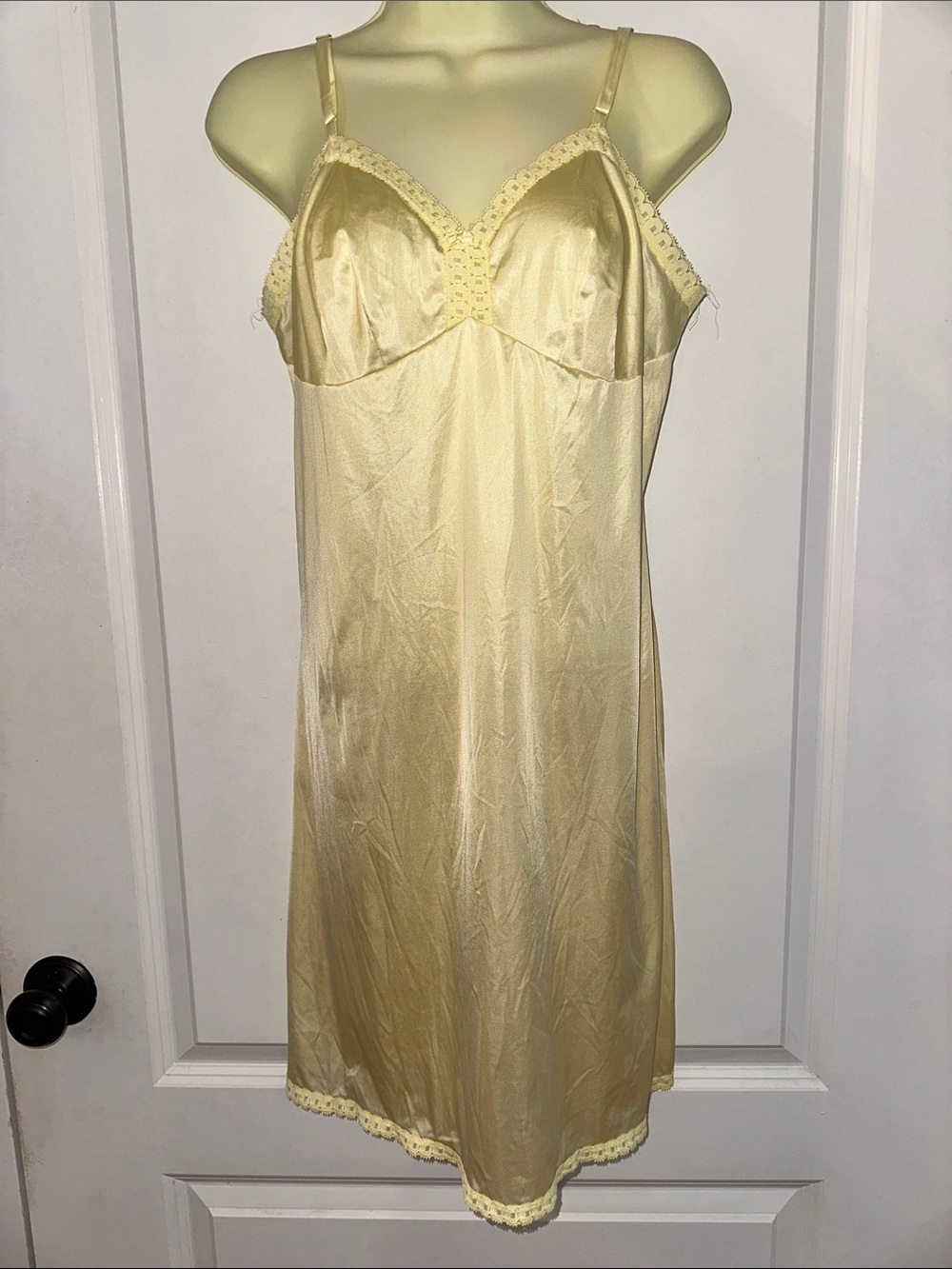 Vintage 60s Vanity Fair Pale‎ Yellow Nylon Slip with Lace Trim